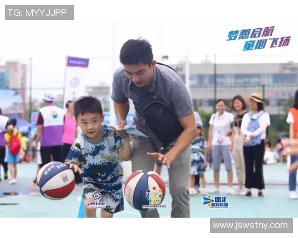 足球明星与孩子们的欢乐时光视频分享温馨瞬间尽显亲子情感