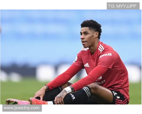 足球明星因激烈比赛鼻子受伤照片曝光引发球迷热议与关心