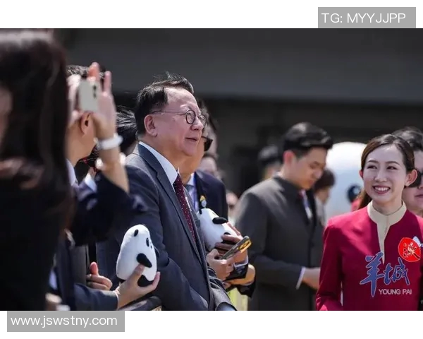 香港足球明星队携手熊猫球员共创绿茵传奇展现体育精神与友谊之美 香港足球明星队携手熊猫球员共创绿茵传奇展现体育精神与友谊之美